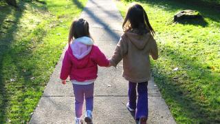 ¿Por qué caminar beneficia tanto a los padres, los niños pequeños y las ciudades donde habitan?