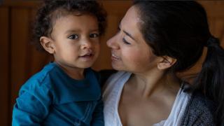 Cuidado cariñoso y sensible para los niños pequeños en América Latina y el Caribe: retos y oportunidades
