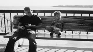 Tu adicción al teléfono móvil podría dañar el futuro de tu hijo
